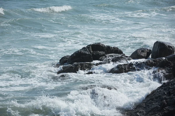 Praia oceânica rochosa com ondas — Fotografia de Stock