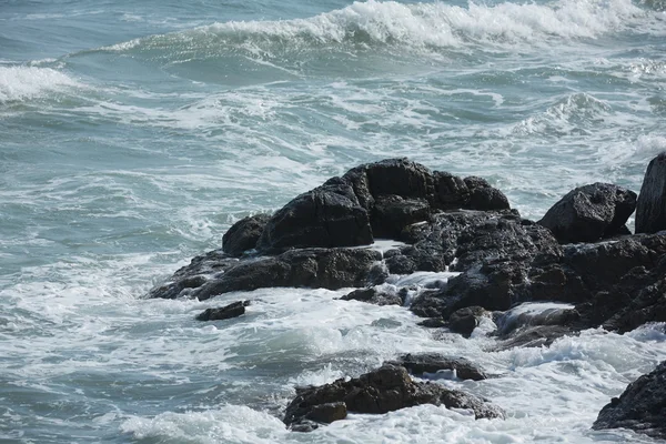 Playa del océano rocoso con olas —  Fotos de Stock