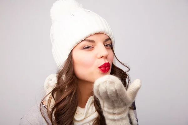 Meisje in een witte hoed en sjaal — Stockfoto