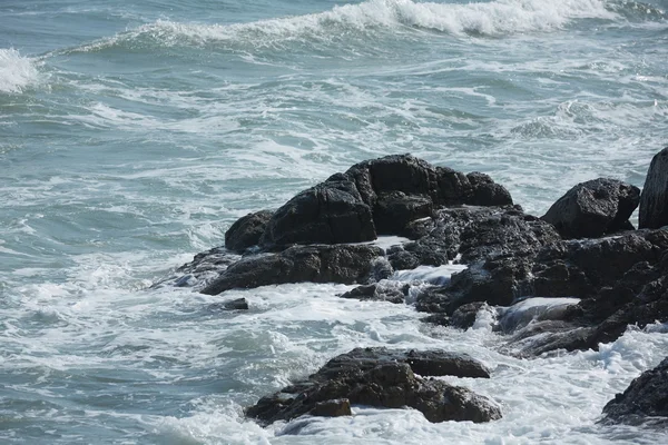 Скелястий океанський пляж з хвилями — стокове фото