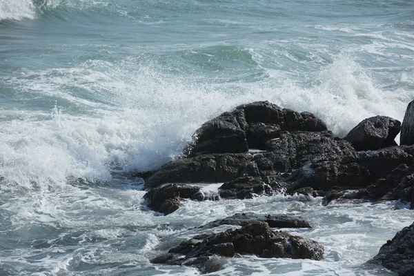 Rotsachtige oceaan strand met golven — Stockfoto