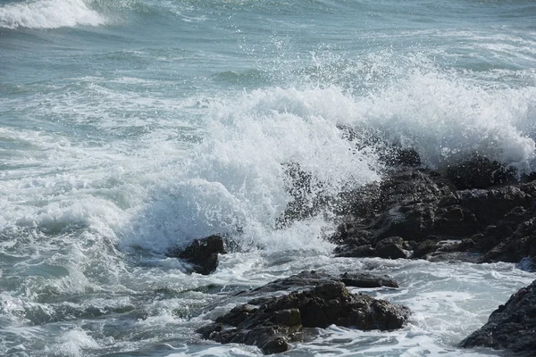 Praia oceânica rochosa com ondas — Fotografia de Stock