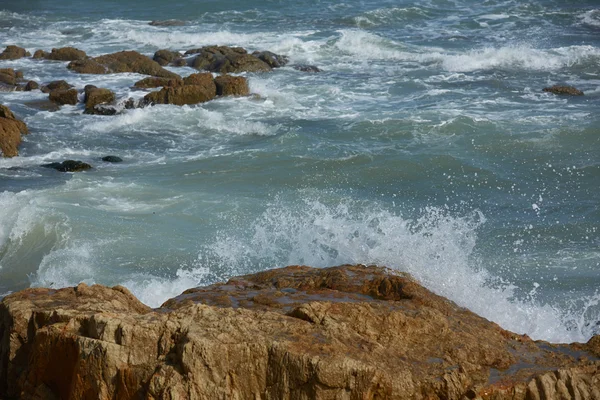 Felsiger Ozeanstrand mit Wellen — Stockfoto