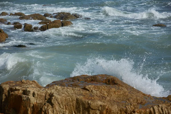 Playa del océano rocoso con olas —  Fotos de Stock