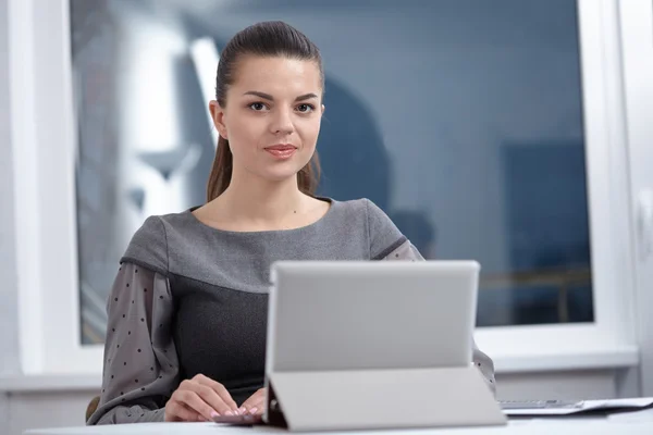 Business woman with a tablet — Stock Photo, Image