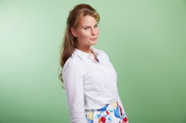 Güzel genç kız gülümsüyor.