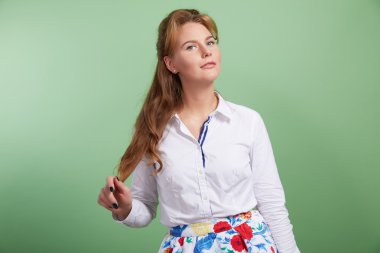 Güzel genç kız gülümsüyor.