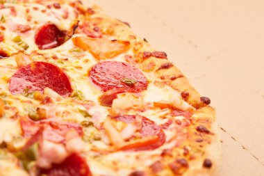 Biberli sosis ile lezzetli pizza 