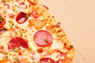 Biberli sosis ile lezzetli pizza 