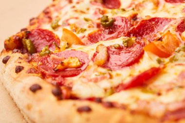 Biberli sosis ile lezzetli pizza 