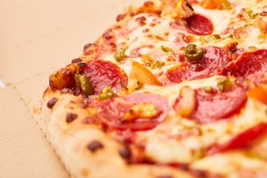 Biberli sosis ile lezzetli pizza 