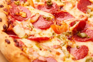 Biberli sosis ile lezzetli pizza 