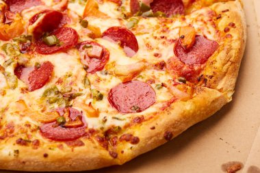 Biberli sosis ile lezzetli pizza 