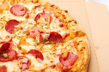 Biberli sosis ile lezzetli pizza 