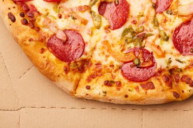 Biberli sosis ile lezzetli pizza 