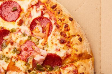 Biberli sosis ile lezzetli pizza 