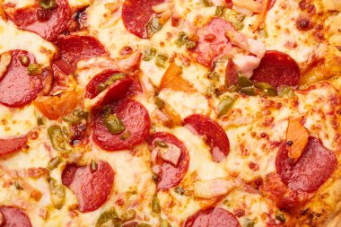 Biberli sosis ile lezzetli pizza 