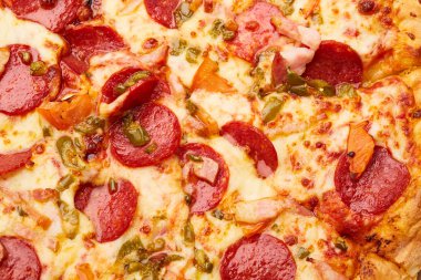 Biberli sosis ile lezzetli pizza 