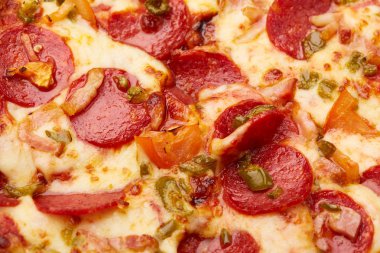 Biberli sosis ile lezzetli pizza