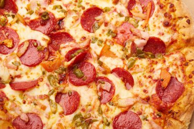 Biberli sosis ile lezzetli pizza