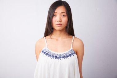 Beyaz top bir Çinli kadın