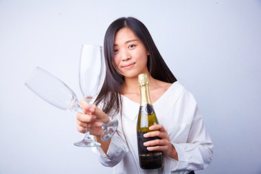 Şampanya ve bardak Çinli kadınla