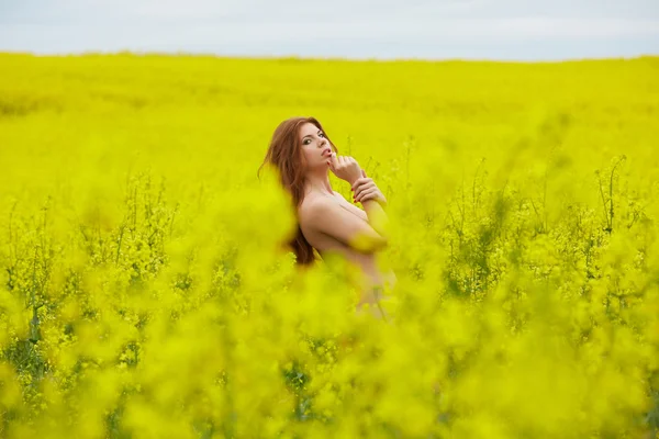 Kolza tohumu alanındaki Kızıl saçlı çıplak kız — Stok fotoğraf