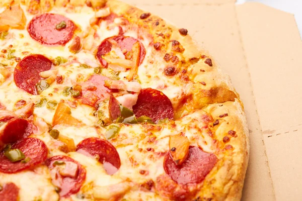 Biberli sosis ile lezzetli pizza 