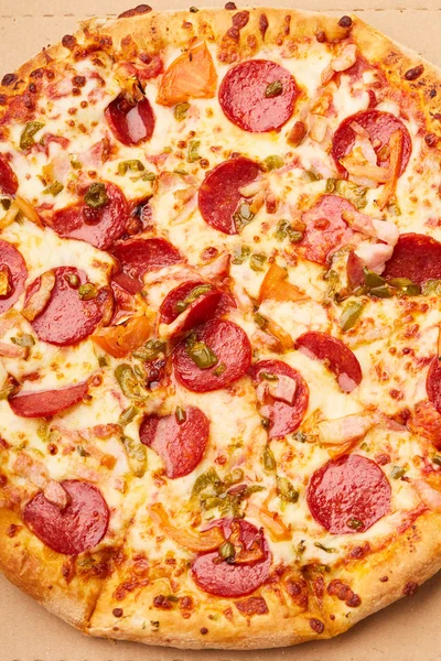 Leckere Pizza mit Peperoni-Wurst — Stockfoto