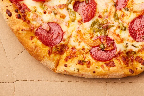 Biberli sosis ile lezzetli pizza 