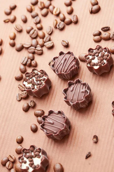 Schokoladenbonbons mit Kaffeebohnen — Stockfoto