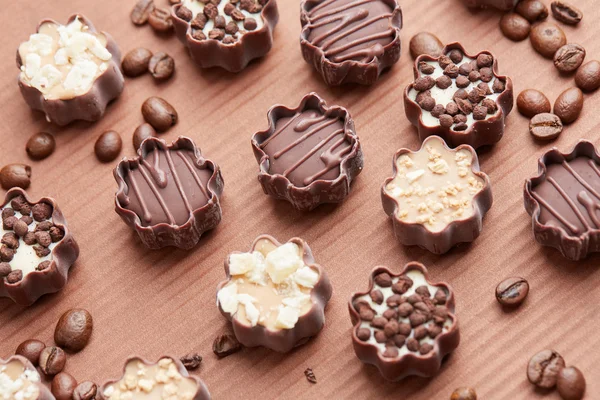 Chocolade snoepjes met koffiebonen — Stockfoto