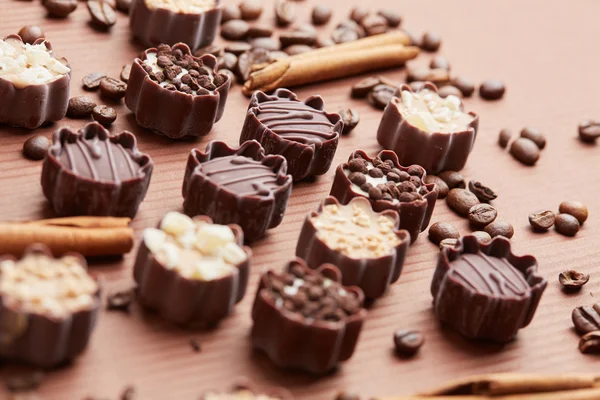 Cukorka, csokoládé kávé bab és fahéjjal — Stock Fotó