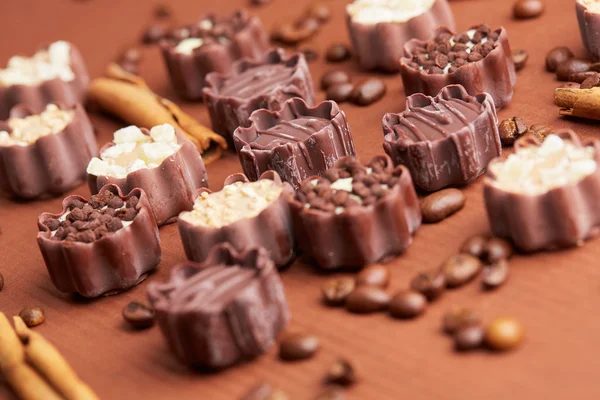 Doces de chocolate com grãos de café e canela — Fotografia de Stock