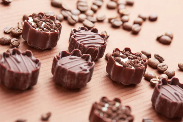 Doces de chocolate com grãos de café — Fotografia de Stock