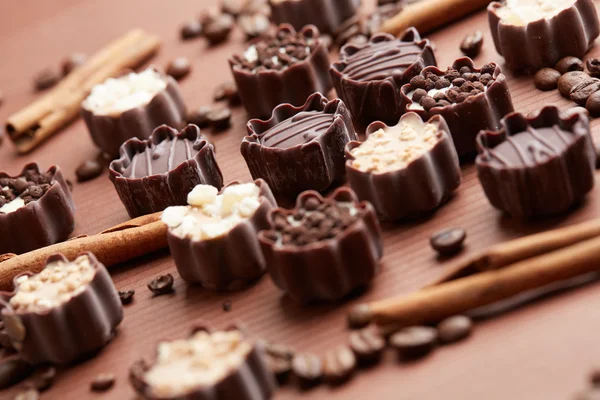 Doces de chocolate com grãos de café e canela — Fotografia de Stock