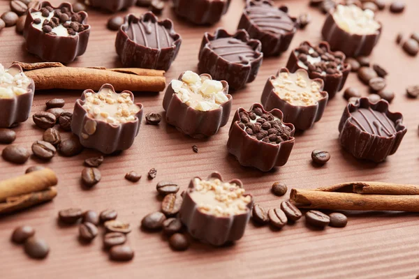 Cukorka, csokoládé kávé bab és fahéjjal — Stock Fotó