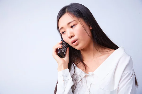 Triste mulher chinesa com telefone — Fotografia de Stock