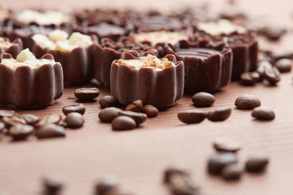 Doces de chocolate com grãos de café — Fotografia de Stock
