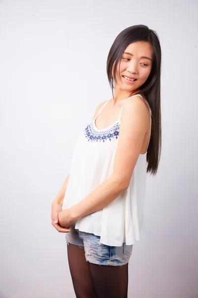 Chinese vrouw in een witte top — Stockfoto