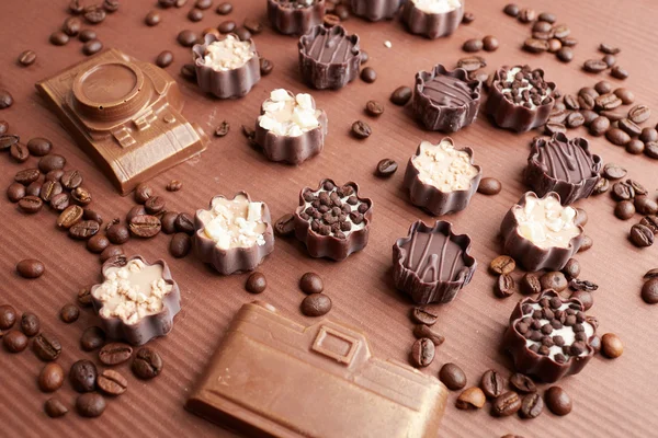 Cukierki czekoladowe i ziarna kawy — Zdjęcie stockowe