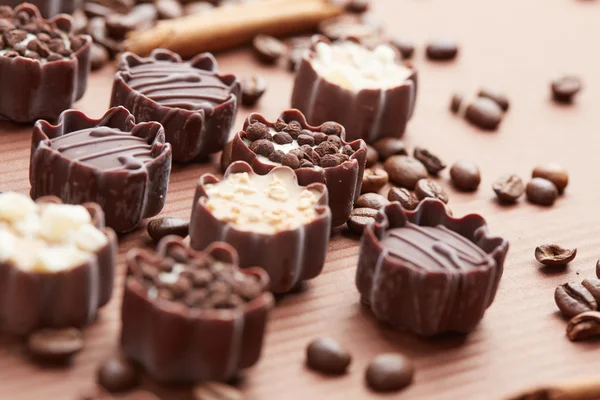 Doces de chocolate com grãos de café e canela — Fotografia de Stock