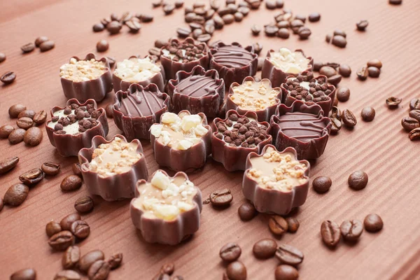 Choklad godis med kaffebönor — Stockfoto
