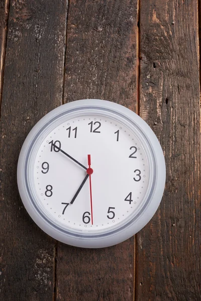 Relógio branco na parede de madeira velha — Fotografia de Stock