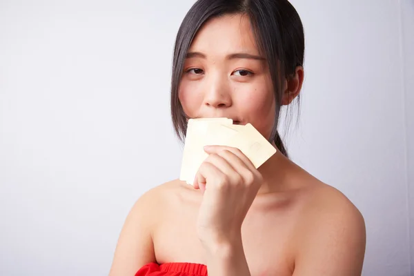 ゴールド カードを持つ中国の少女 — ストック写真