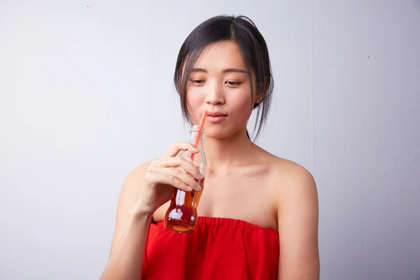 中国人女性を飲む炭酸飲料 — ストック写真