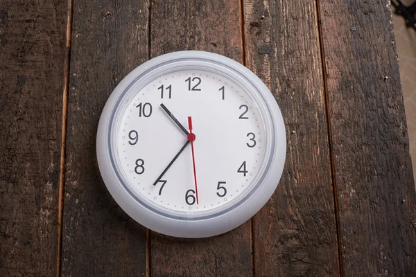 Horloge blanche sur vieux mur en bois — Photo