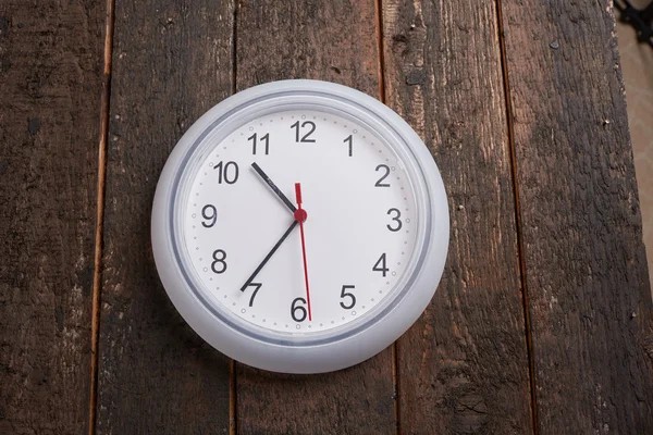 Reloj blanco en pared de madera vieja —  Fotos de Stock