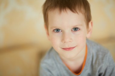 gülümseyen güzel çocuk