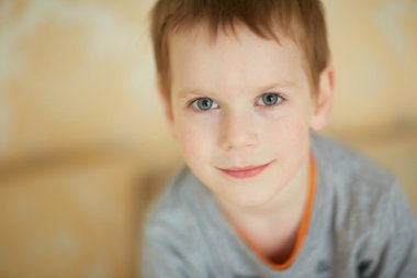 gülümseyen güzel çocuk